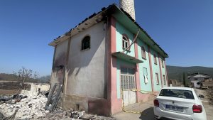 AW505424_01-300x169 Köy kül oldu, caminin içi sağlam kaldı
