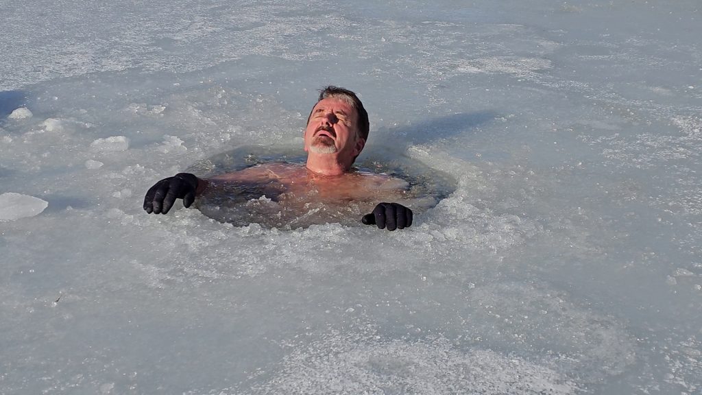 buz-2-1024x576 Üzerinde çökertme oynadığı, buzu kesip suya girdi